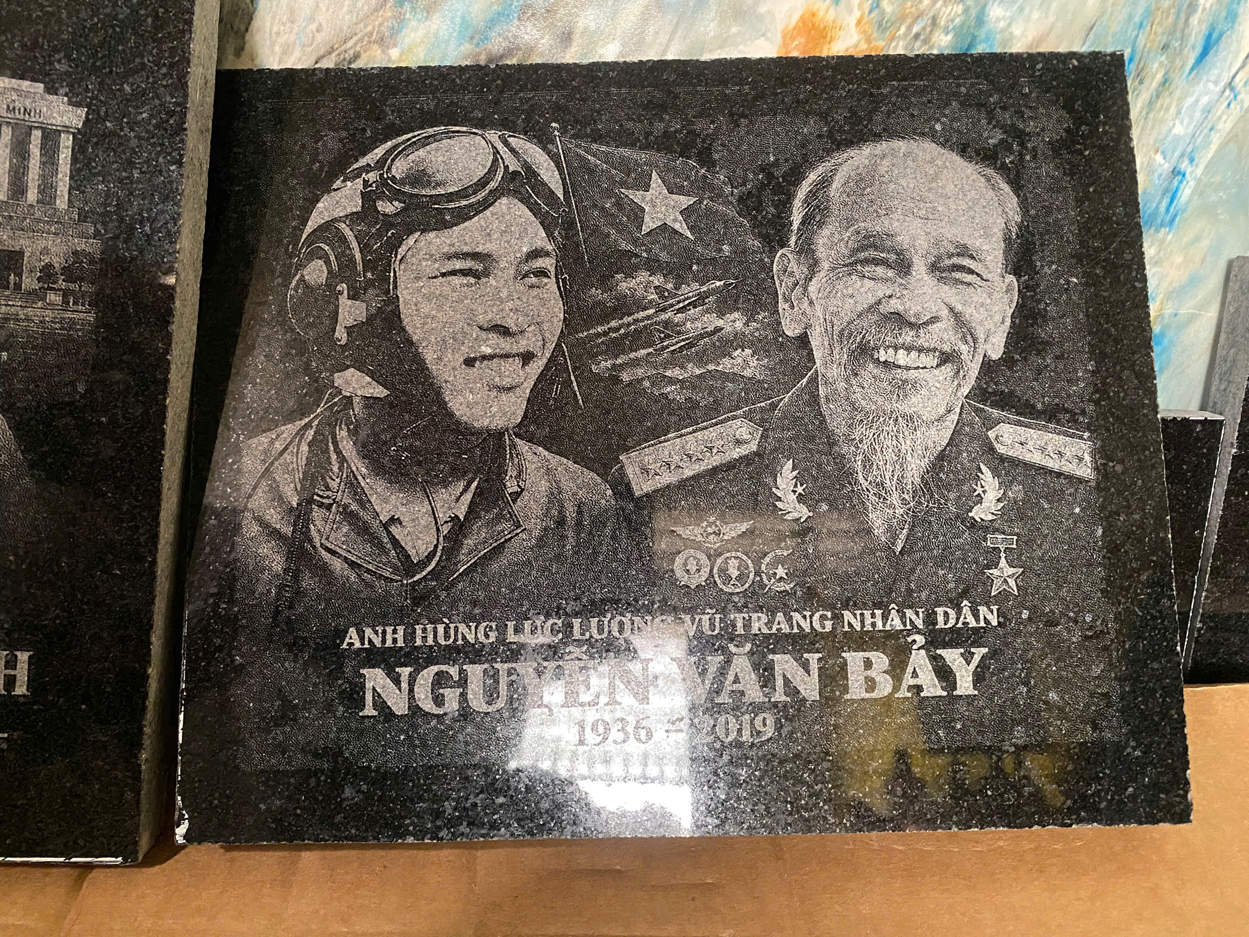 Mẫu khắc kết hợp chữ và hoa văn
